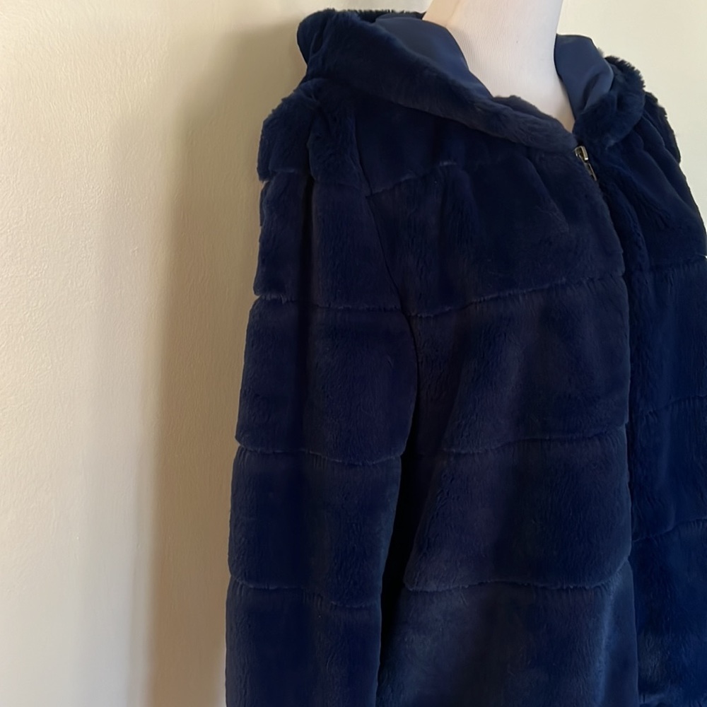 NWT Christian Siriano fun 🤩 cobalt blue hooded faux fur jacket. - Picture 2 of 7